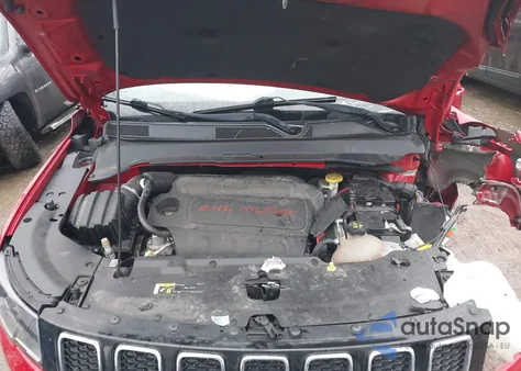 2018 Jeep Compass Latitude 4X4 z USA, uszkodzony, nr VIN 3C4NJDBB3JT191636